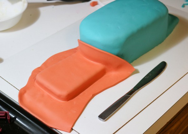 31-smooth-orange-fondant-on-tail-using-butter-knife-handle